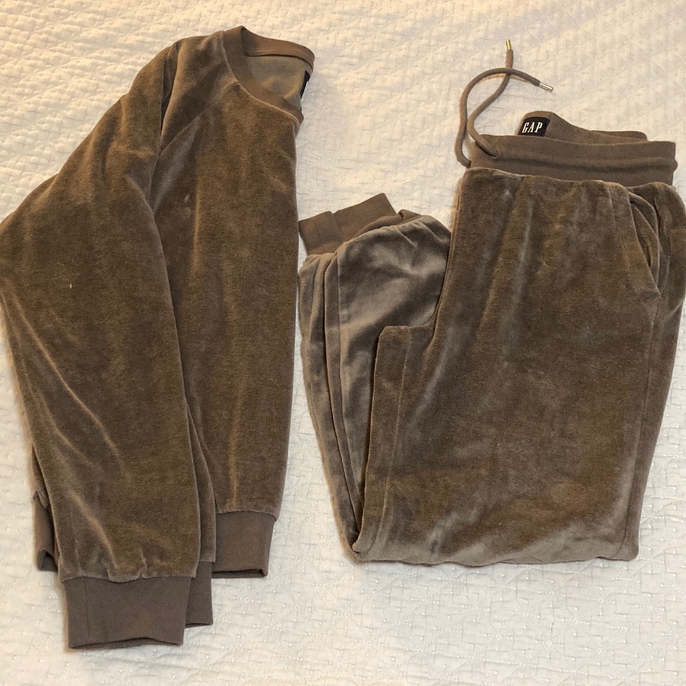 GAP velour taupe crewneck sweatshirt and jogger pant NWOT